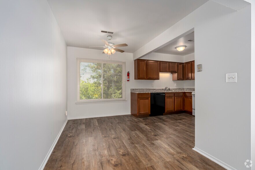 2BR, 1BA - 882SF - Dining Room - Ore Creek Apartments