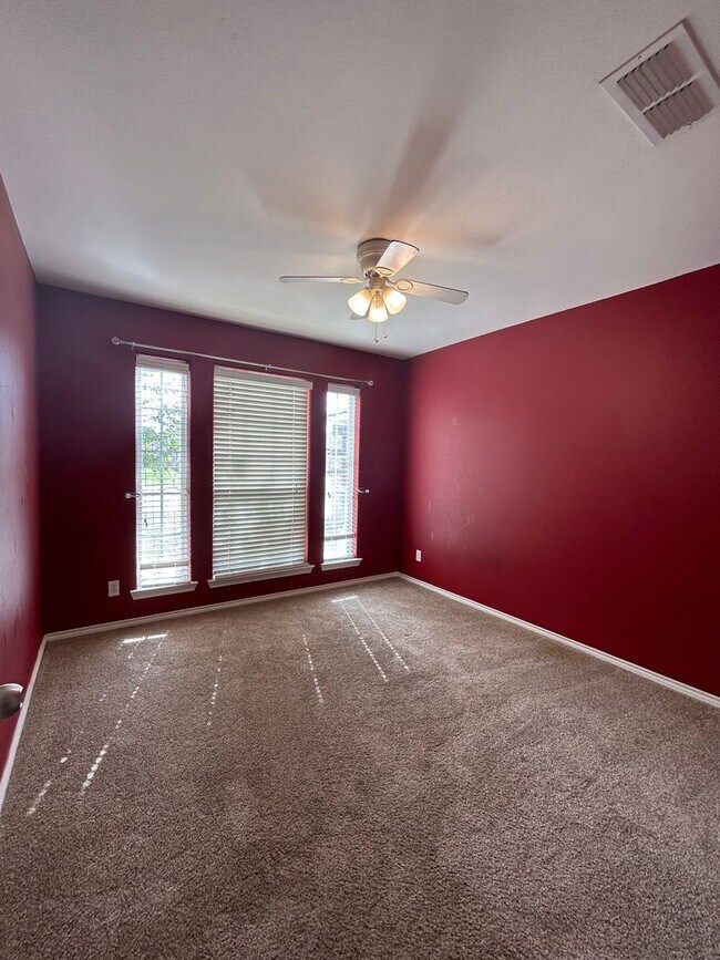 Building Photo - 6911 Stonegate Dr