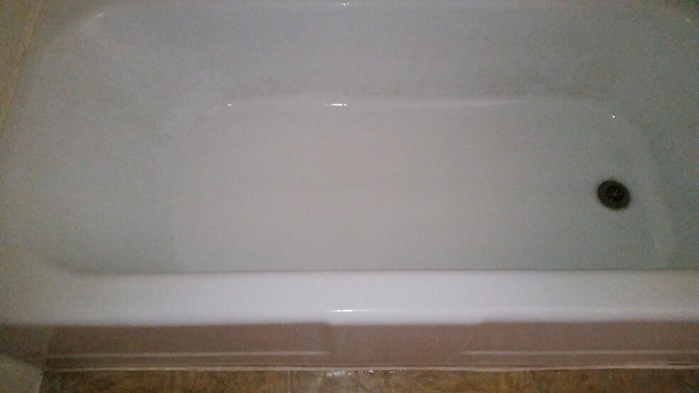 BATHTUB - 6210 N 12th Pl