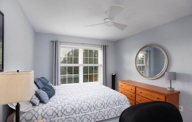 Building Photo - 1092 Shadowlawn Dr