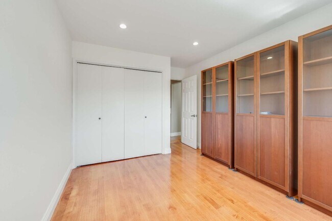 Building Photo - 208 Crestview Dr
