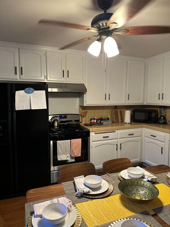 Building Photo - 2 bedroom 2bath with garage.