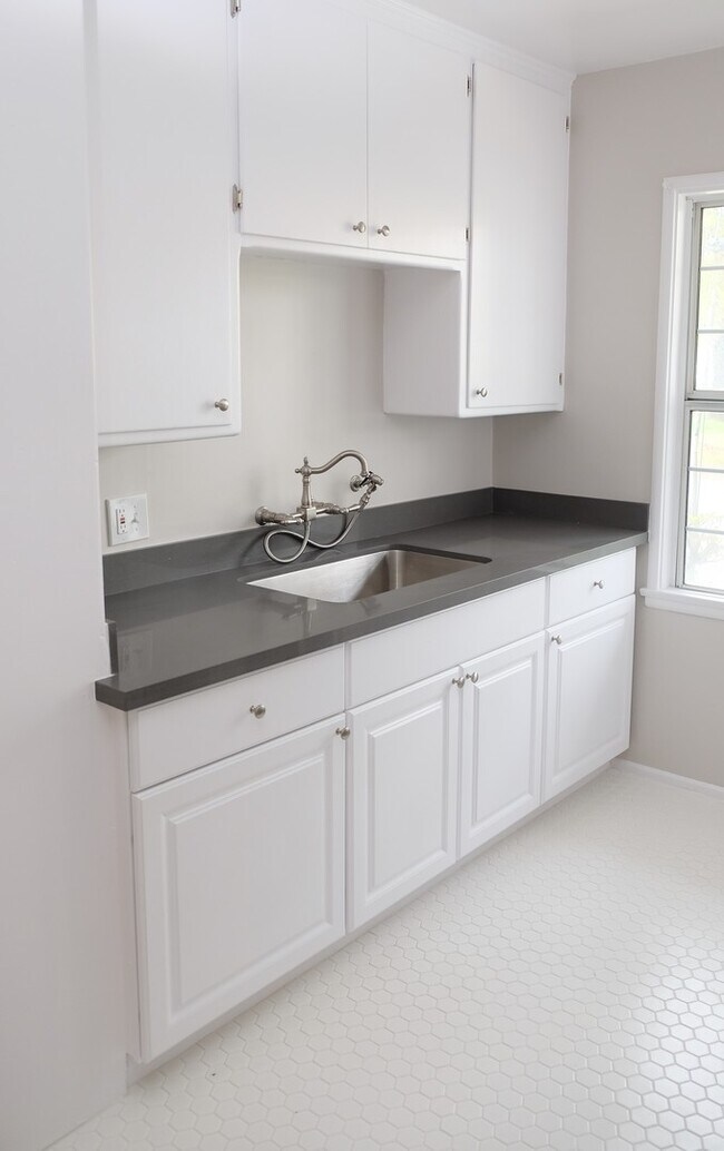 Building Photo - Spacious, modern, and bright! Love at first sight