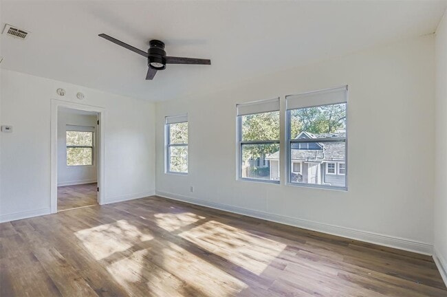 Building Photo - 1013 E 3rd St