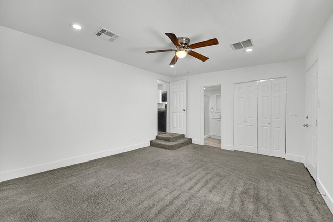 Building Photo - 1050 E Hassett Ave