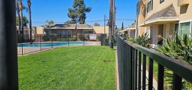 Building Photo - Remodeled 2bed 1.5 bath Ground level