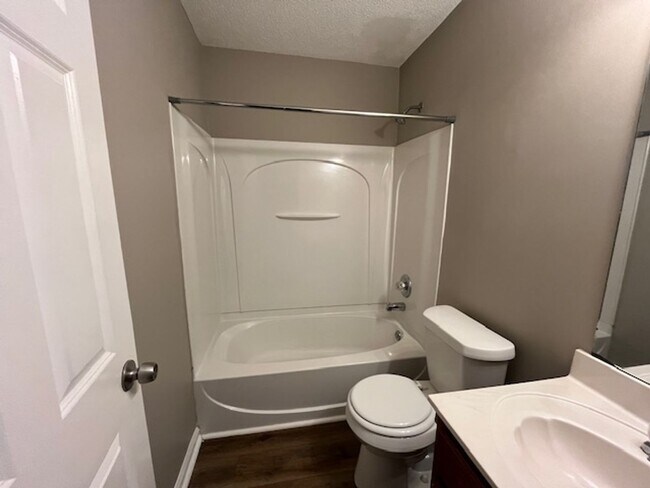 Building Photo - Renovated 3 Bedroom 3 Bath Townhome for Rent!