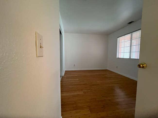 Building Photo - 13985 Ivy Ave