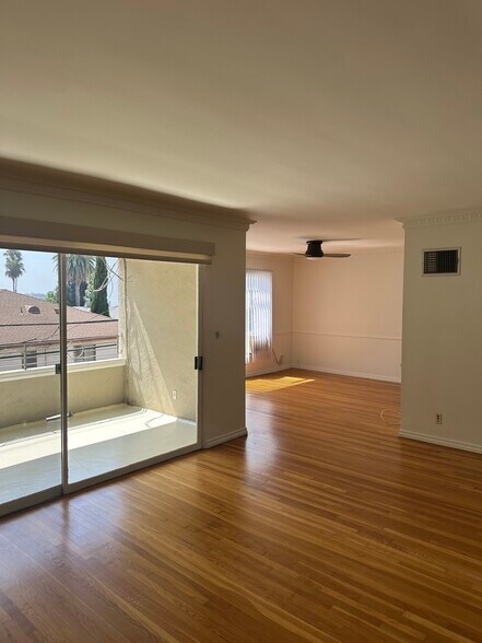 Primary Photo - 8218 De Longpre Ave