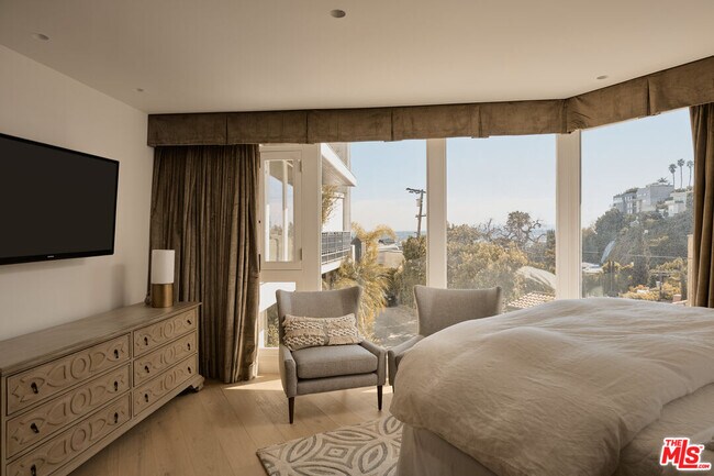 Building Photo - 8593 Hollywood Blvd