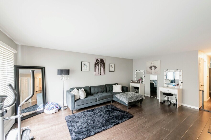 Building Photo - 4911 Spencer Ave