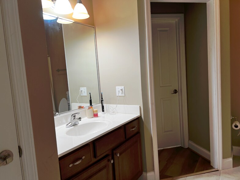 Building Photo - 1331 Suncrest Vlg