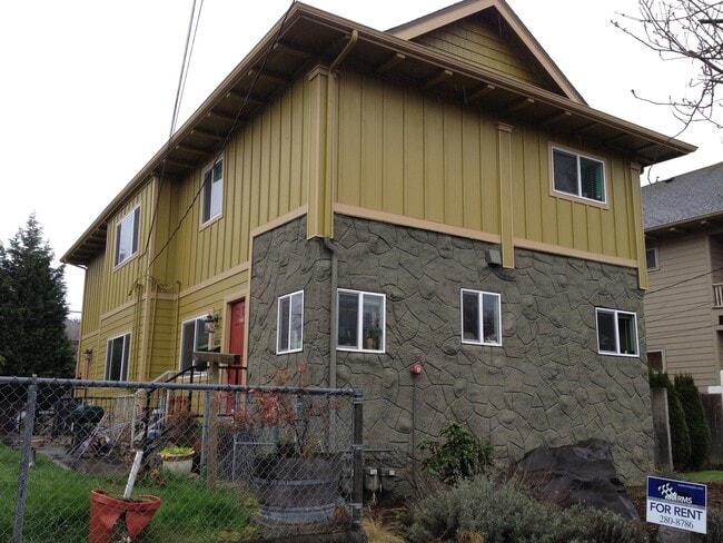 Building Photo - 4224-4224 N Commercial Ave