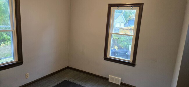 Building Photo - Charming 3 - Bedroom Property in Prime Location