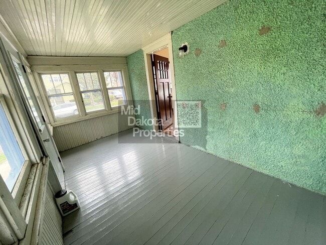 Building Photo - 723 W 5th- 2 bedroom House