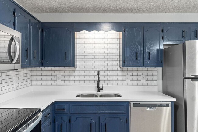 Building Photo - Renovated Two Bedroom Outside Gate 1!
