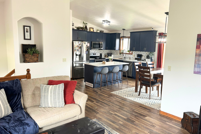 Building Photo - Spacious & Stylish Home in a Prime Location!