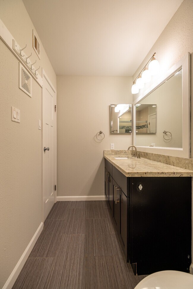 Building Photo - 2750 Holly Hall St