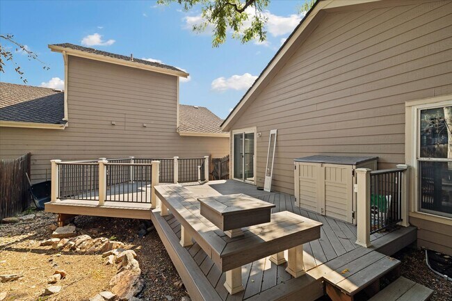 Building Photo - Amazing 4 bedroom, 3 bath home right by St...