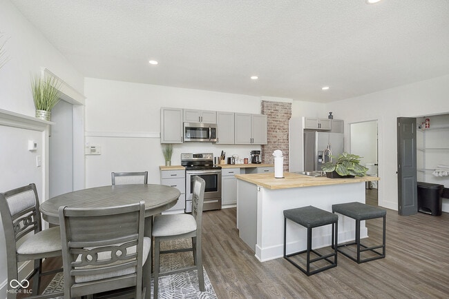 Building Photo - 1432 Sturm Ave