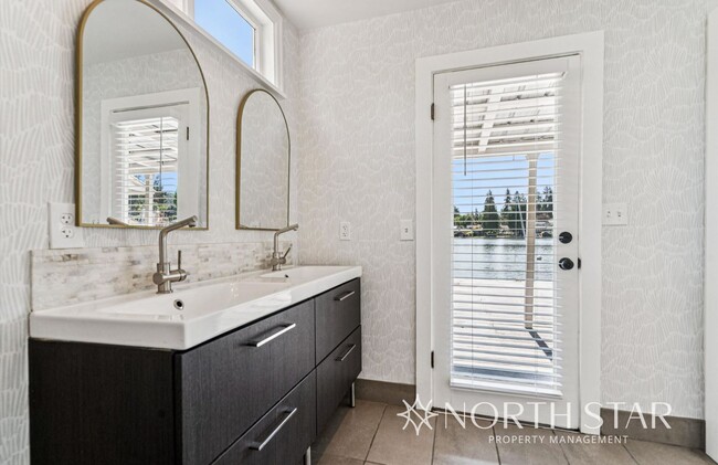 Building Photo - Newly renovated stunning lakefront home.