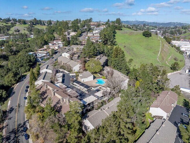 Building Photo - 2079 Ascot Dr