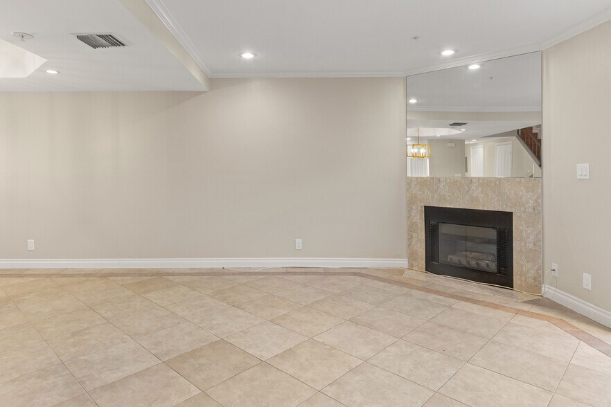 Building Photo - 321 W Dryden St