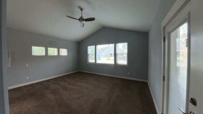 Building Photo - 6892 Baudelaire
