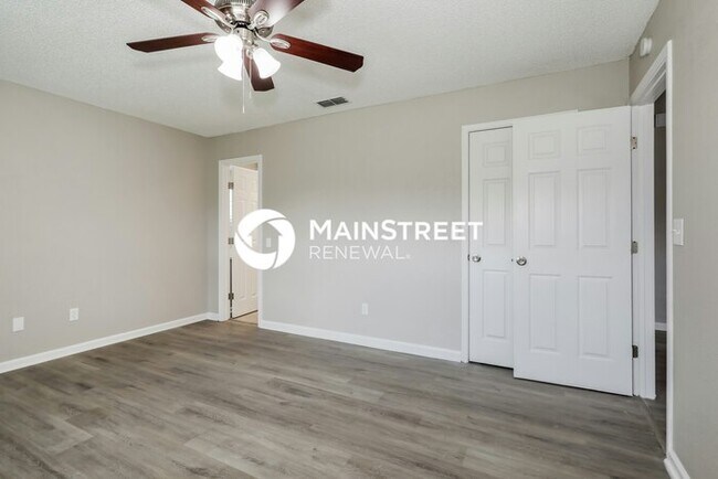 Building Photo - 3 Bedroom Pet-Friendly Home in Jacksonville, FL with Main Street Renewal