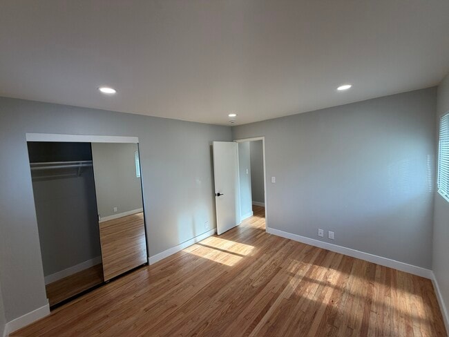 Building Photo - 969 Elgin St