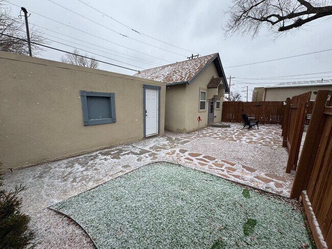 Building Photo - 512 W 10th St