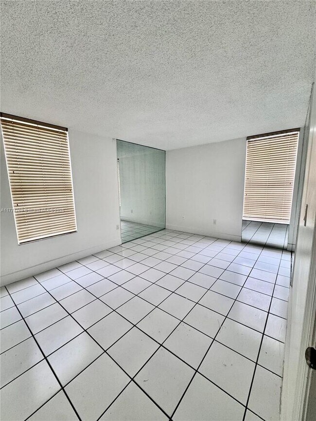 Building Photo - 9678 Fontainebleau Blvd