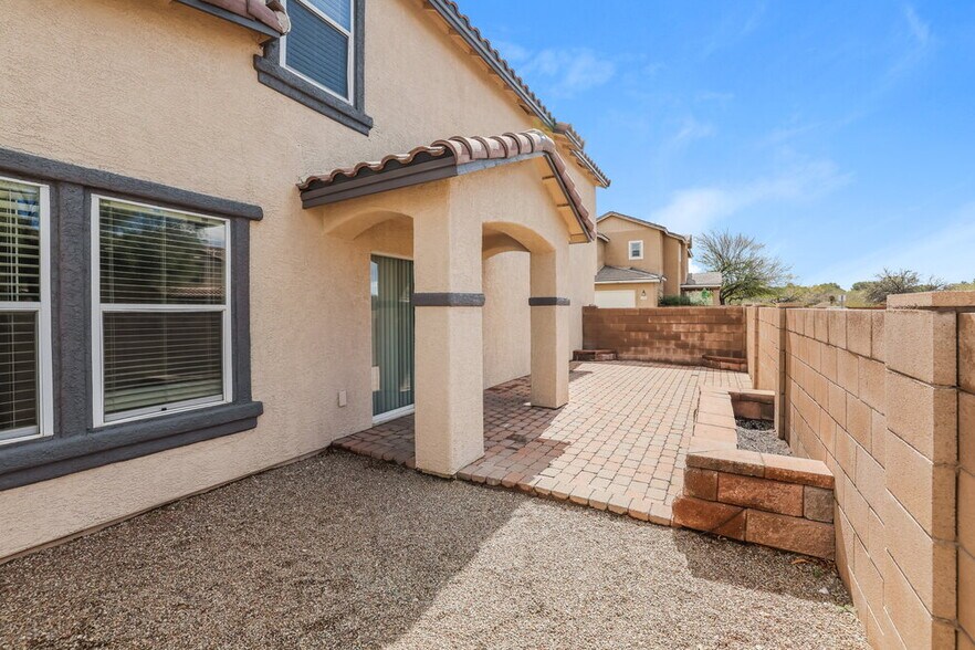 Building Photo - 2716 N Saramano Ln