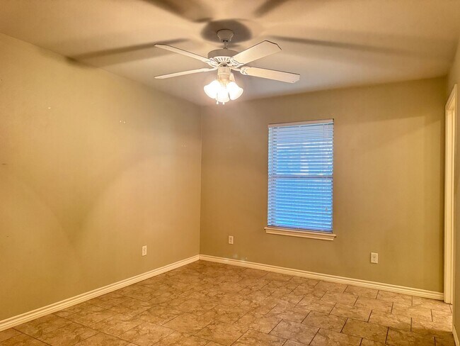 Building Photo - 516 S Baxter Ave