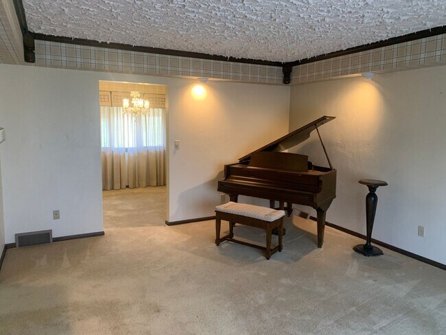 Building Photo - Looking for country living? Check out this...