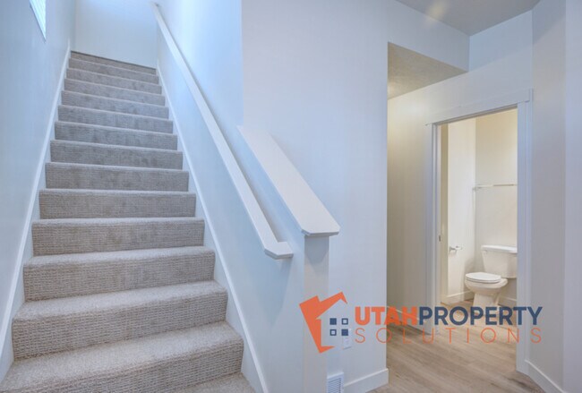 Building Photo - 952 W 500 S