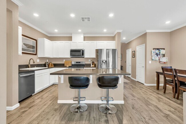 Building Photo - 4 bed / 3 bath | Upated Anatolia Home Avai...