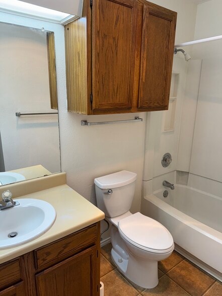 Building Photo - 808 Station St