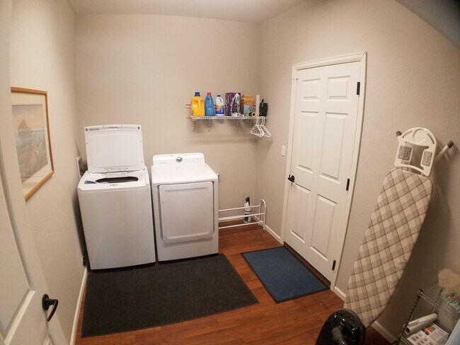Building Photo - Partially Furnished (or unfurnished) Singl...