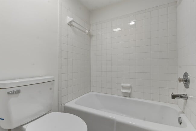 Building Photo - 2900 Woodrich Dr