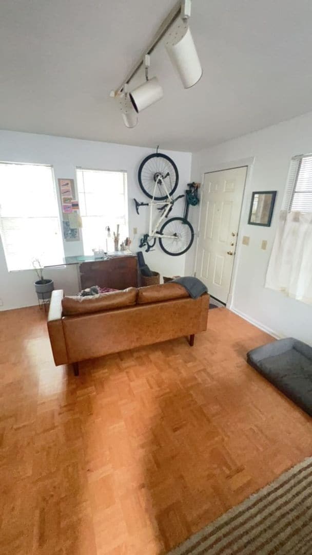 Building Photo - 1 bed Hyde Park Area home