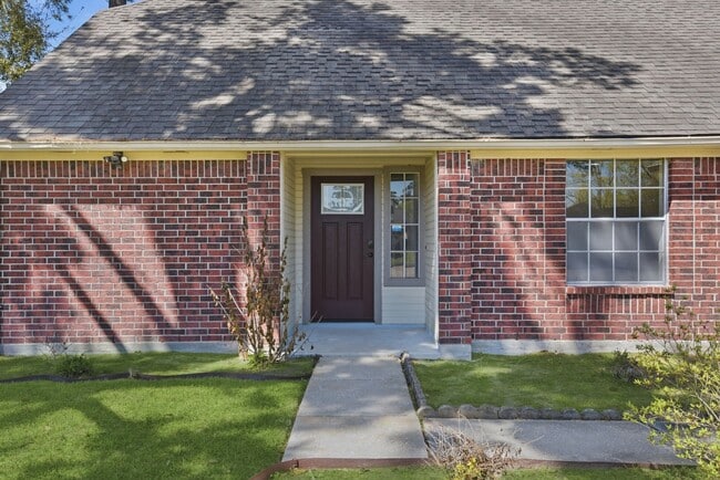 Building Photo - 8515 Leafdale Dr