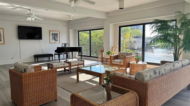 Building Photo - 1401 N Riverside Dr