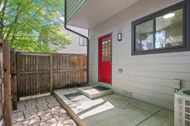 Building Photo - Contemporary Comfort Meets Convenience in ...