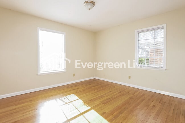 Building Photo - 4850 Summerlane Ave