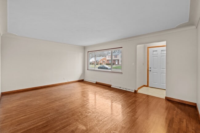 Building Photo - 5525 Sunnyside Dr