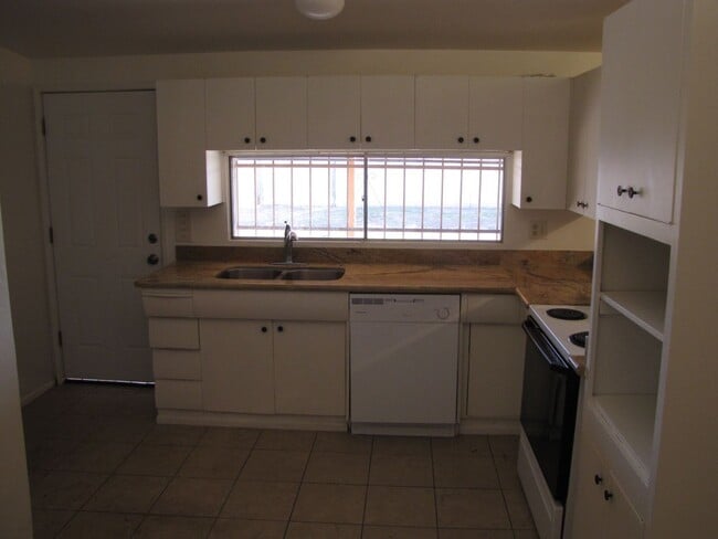 Building Photo - 6924 E Elbow Bay Dr