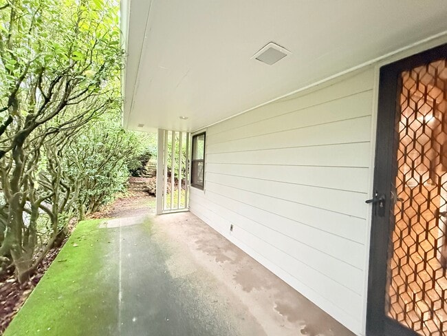 Building Photo - Charming 4 Bedroom Home with Fully Fenced Backyard!