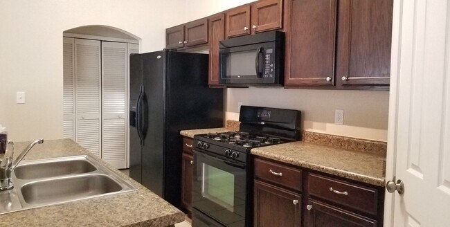 Building Photo - Charming 3 bedroom, 2 bath in Northeast El...