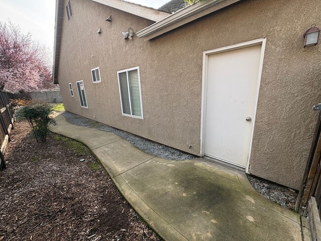 Building Photo - Spacious Tulare Home Available Now!